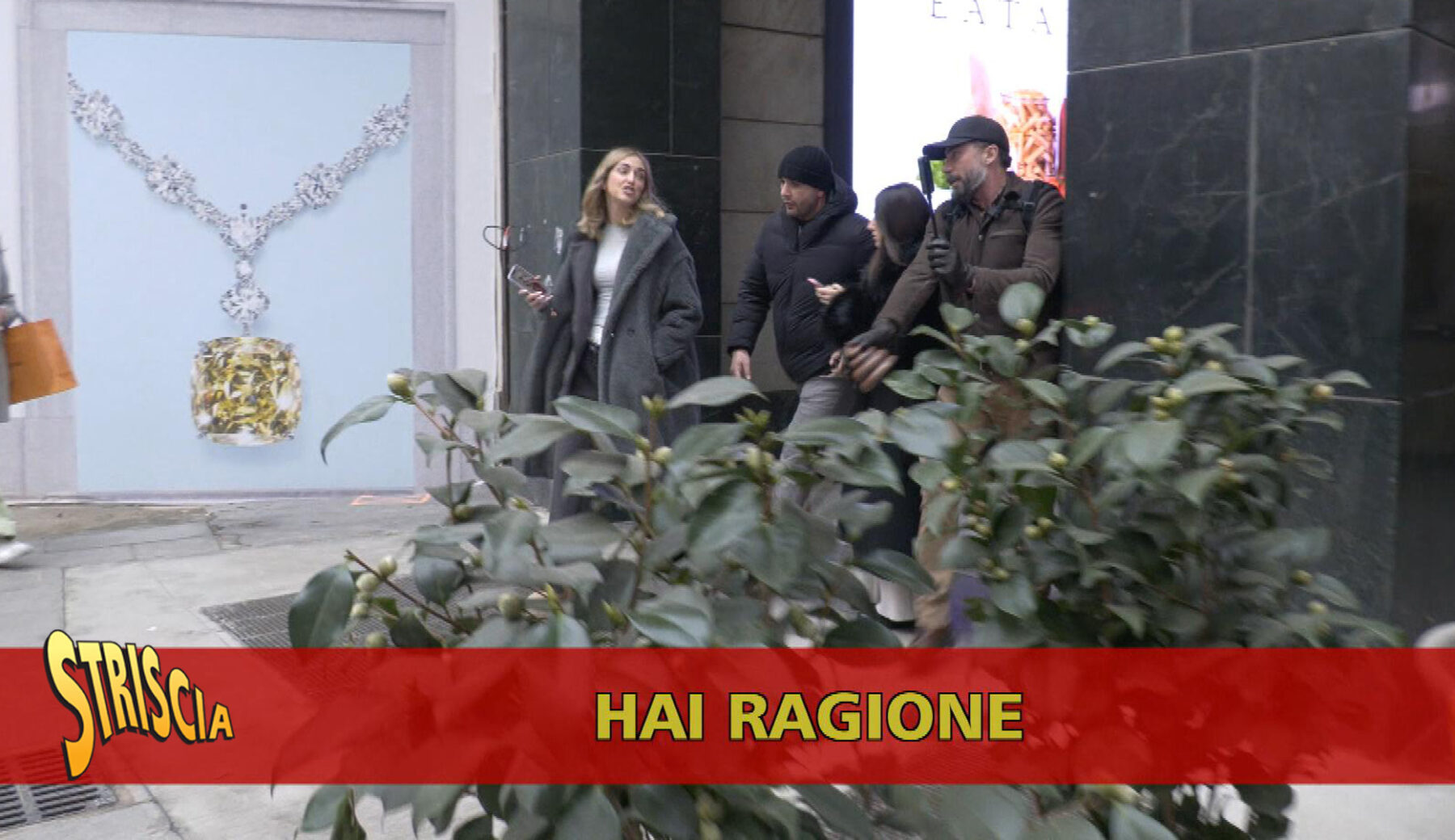 Chiara Ferragni vince la “merdina” del tg satirico. Il Suv dell’influencer beccato con le quattro frecce