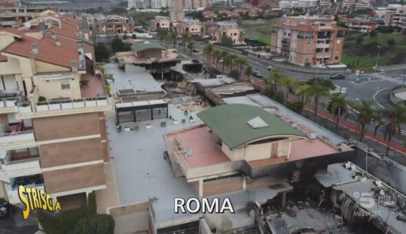 Roma, l’incendio della discarica abusiva vicina alle case