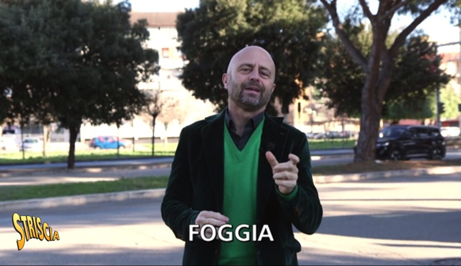 Stasera a Striscia, pure al tribunale di Foggia fotocopie a nero e cartoleria abusiva. Ma arriva Striscia e viene ordinata la stampante per emettere gli scontrini