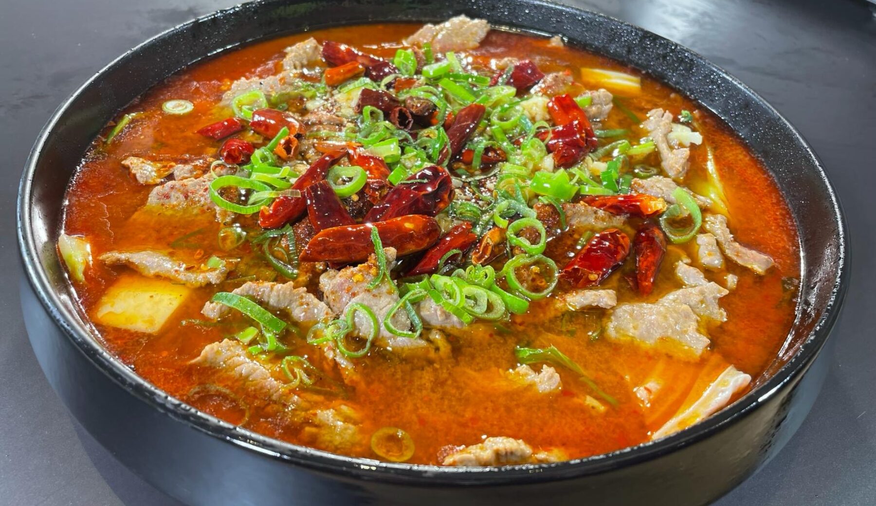 Il “Manzo in zuppa piccante” di Agie Zhou