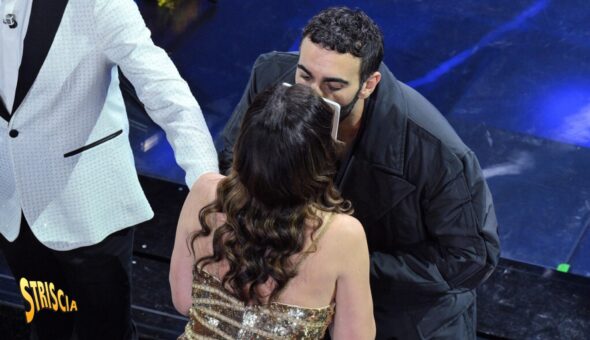 Sanremo, la canzone è italiana, i baci alla francese