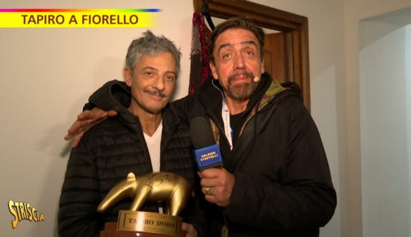 Stasera a Striscia, Tapiro d'oro a Fiorello per il Ballo del qua qua. «Travolta sapeva tutto, poteva dire di no. Il tranello l'ha fatto lui a noi»