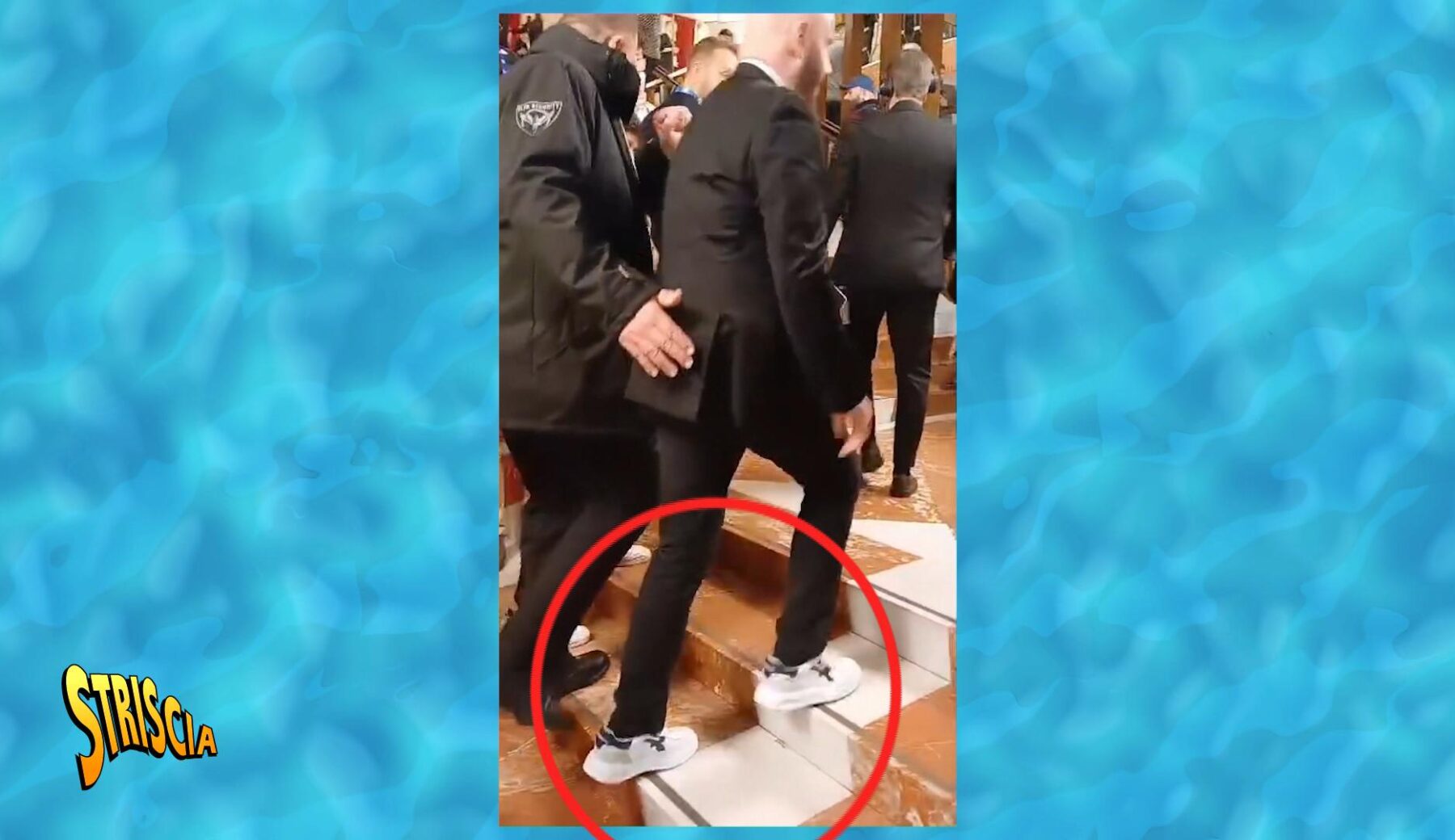 Esclusivo a Striscia: pubblicità occulta a Sanremo, John Travolta non è arrivato all’ultimo minuto come sostiene la Rai. Le immagini eccezionali del suo arrivo nel pomeriggio all’Ariston per le prove