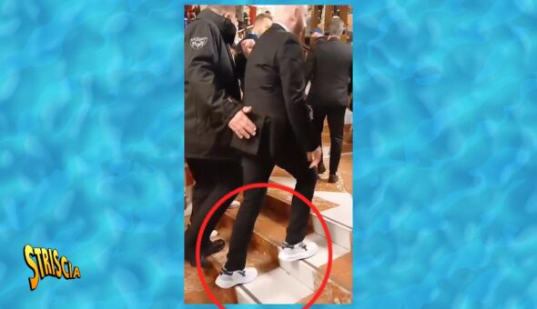Esclusivo a Striscia: pubblicità occulta a Sanremo, John Travolta non è arrivato all'ultimo minuto come sostiene la Rai. Le immagini eccezionali del suo arrivo nel pomeriggio all'Ariston per le prove