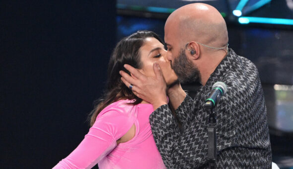 Sanremo 2024, il festival dei baci con sentimento