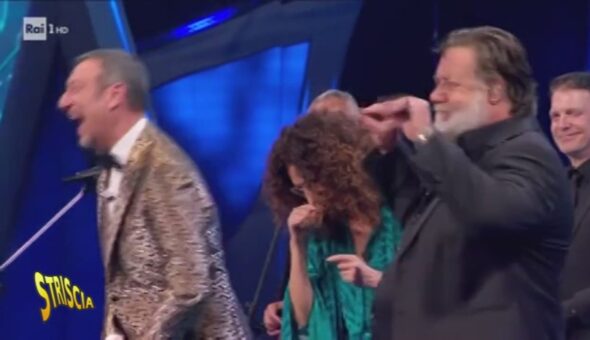 Sanremo, Russell Crowe sfotte John Travolta