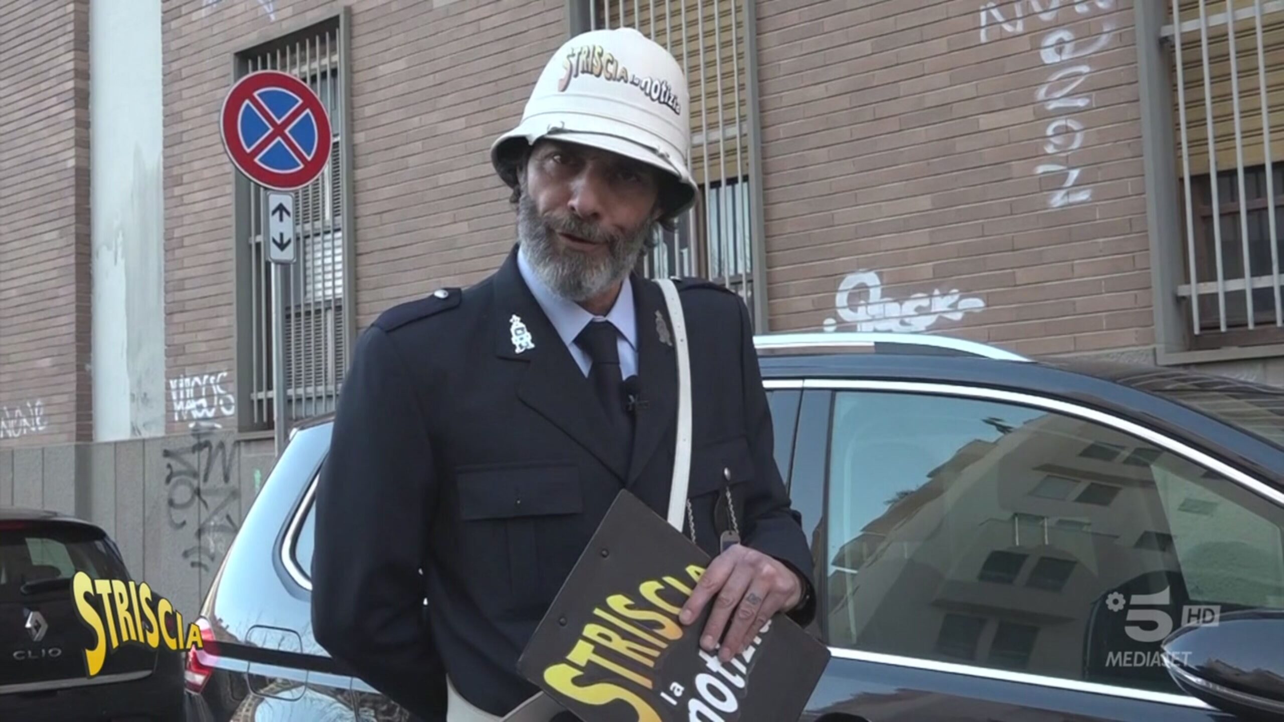 Fermata vietata al Commissariato di Polizia. Ma non per tutti