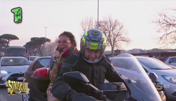 E la brunetta dei Ricchi e Poveri fugge in moto senza casco