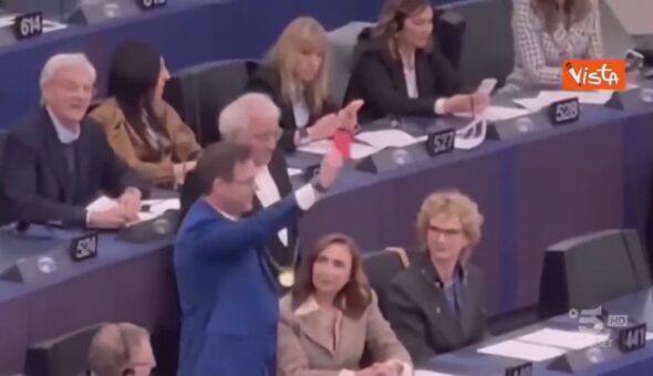 Europarlamento, fischietto e cartellino rosso di protesta