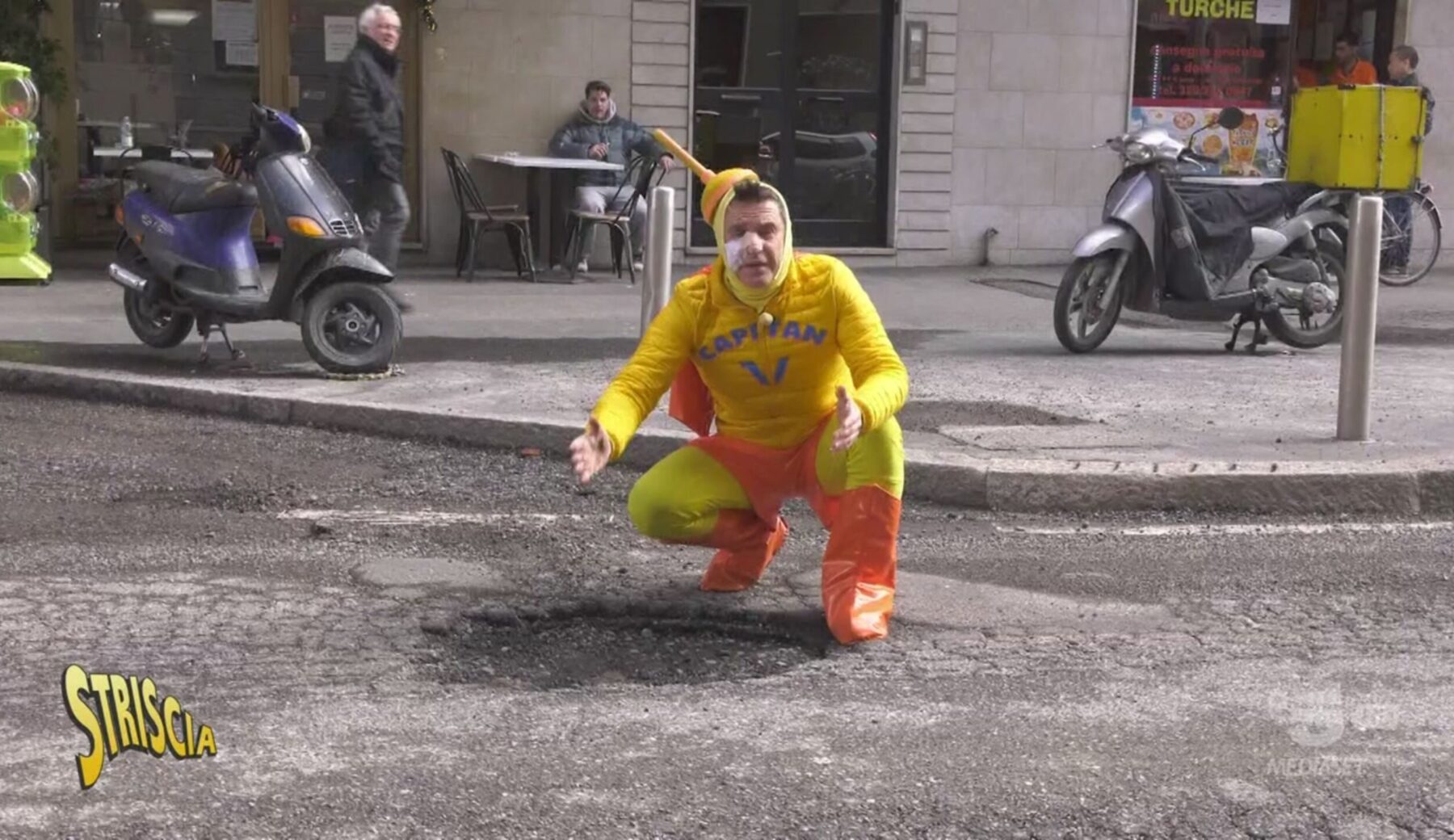 Milano, dopo il maltempo le strade piene di buche: Striscia lo denuncia già da anni…