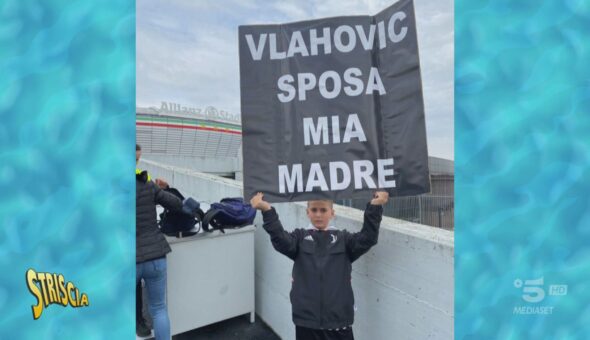 Lo striscione della Festa del Papà: “Vlahovic, sposa mia madre”