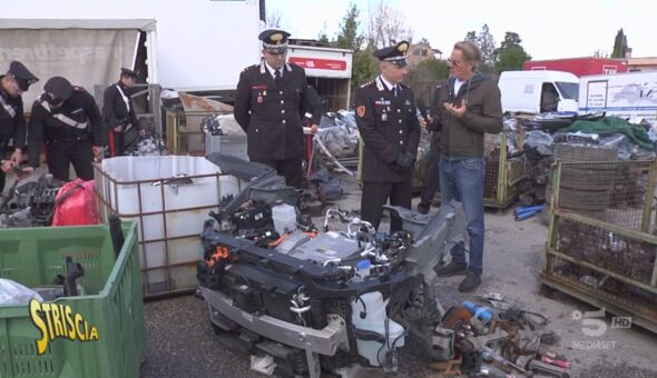 Nel deposito dei pezzi rubati dalle auto vandalizzate