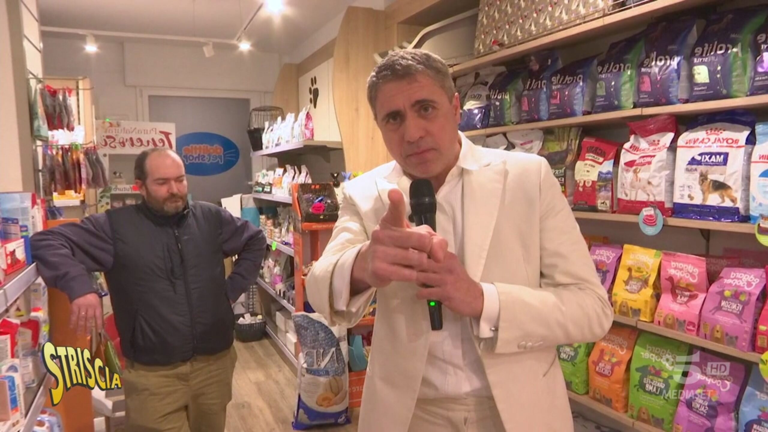 Moreno Morello e l’inarrestabile venditore di crocchette - Striscia la