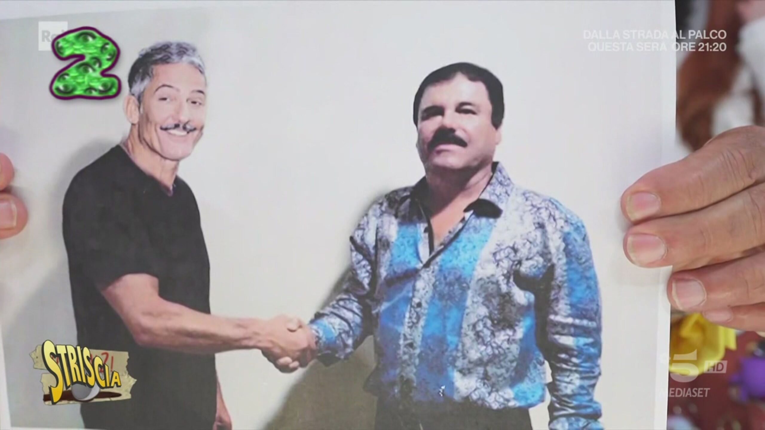 Fiorello, selfie compromettenti con Pablo Escobar e Amadeus