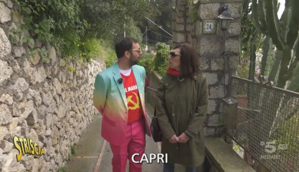 Elly Schlein con i compagni della piazzetta di Capri