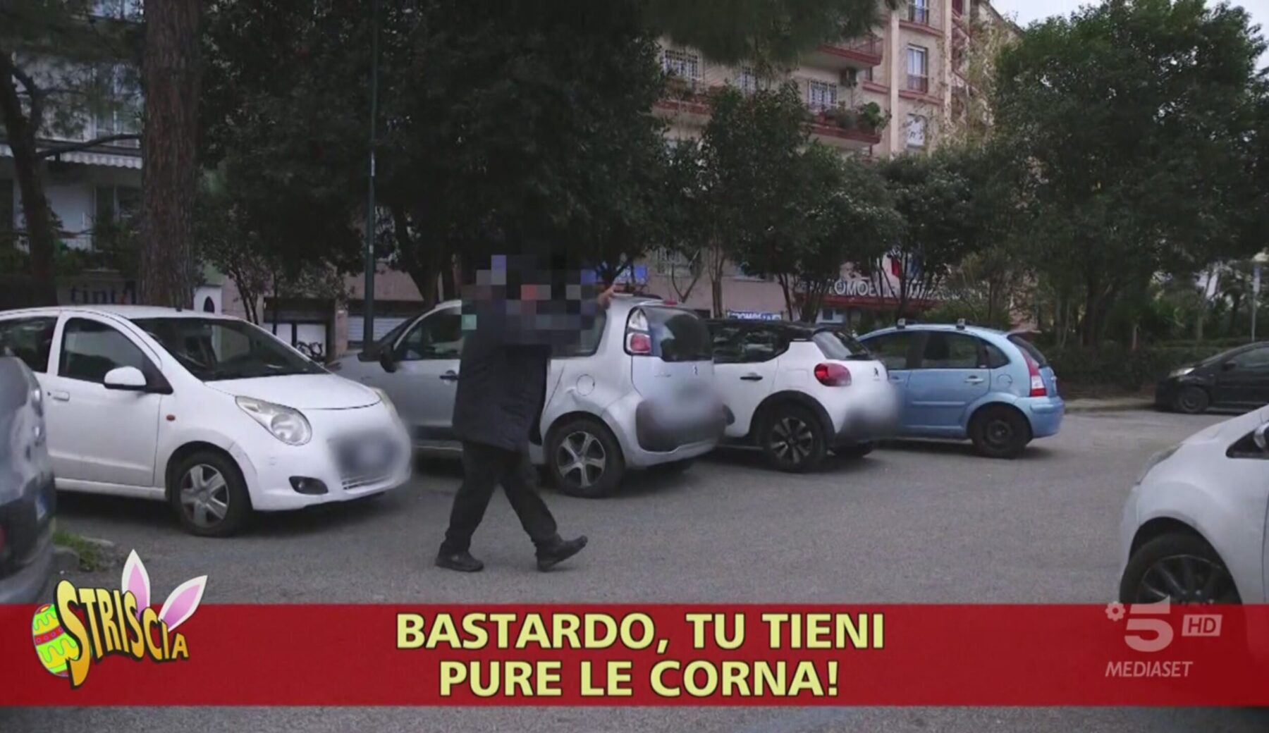 Napoli, studente dice no al parcheggiatore abusivo e trova l’auto distrutta