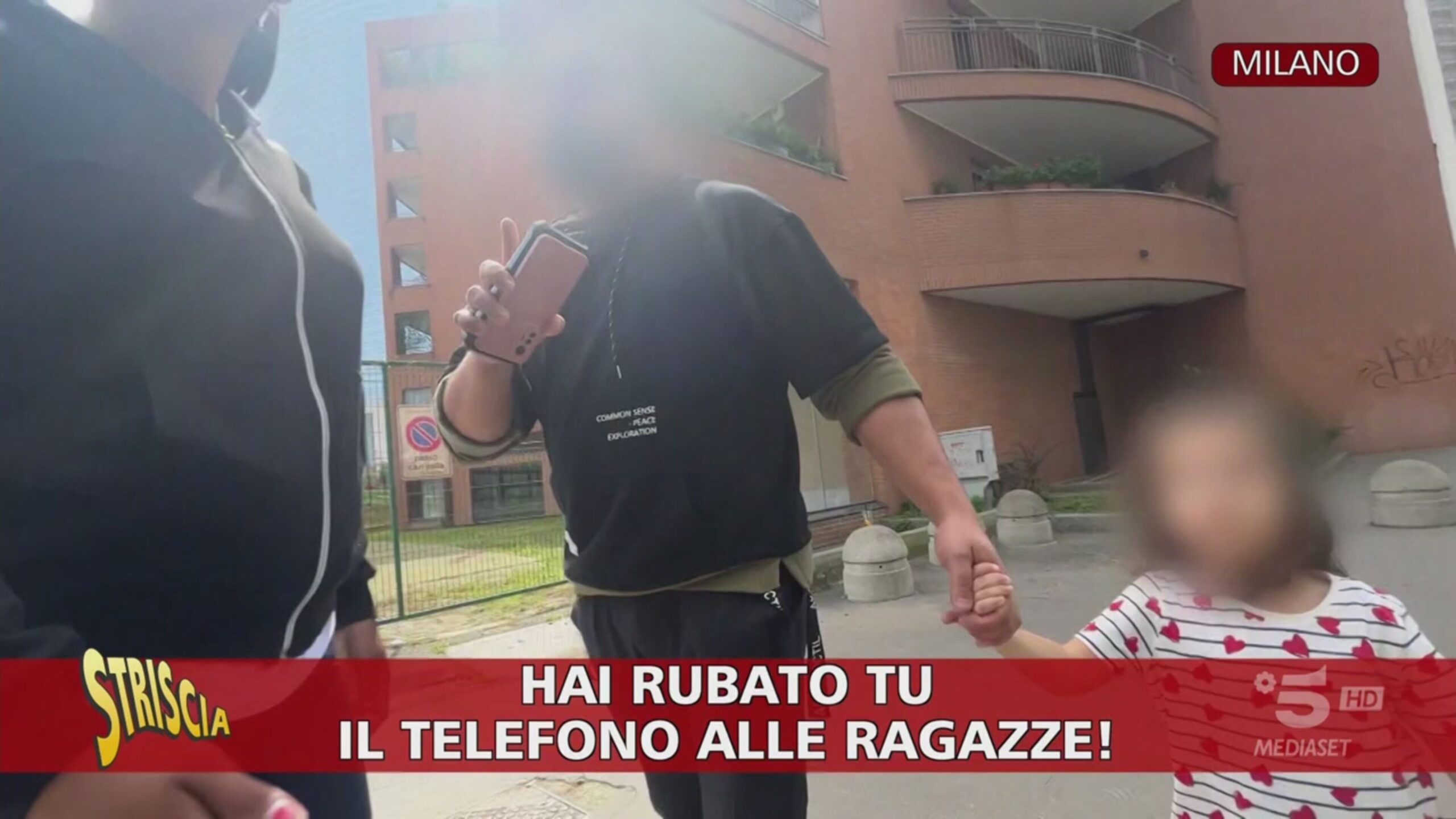 Borseggi a Milano, le immagini esclusive dell’arresto in diretta
