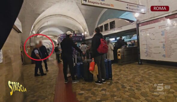 In metro a Roma senza biglietto tra controllori distratti