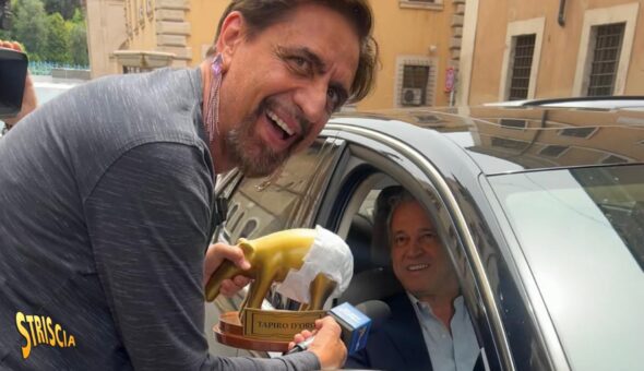 Stasera a Striscia, Tapiro d'oro col pannolone a Enrico Mentana: «Come farei le maratone tv se fossi incontinente»