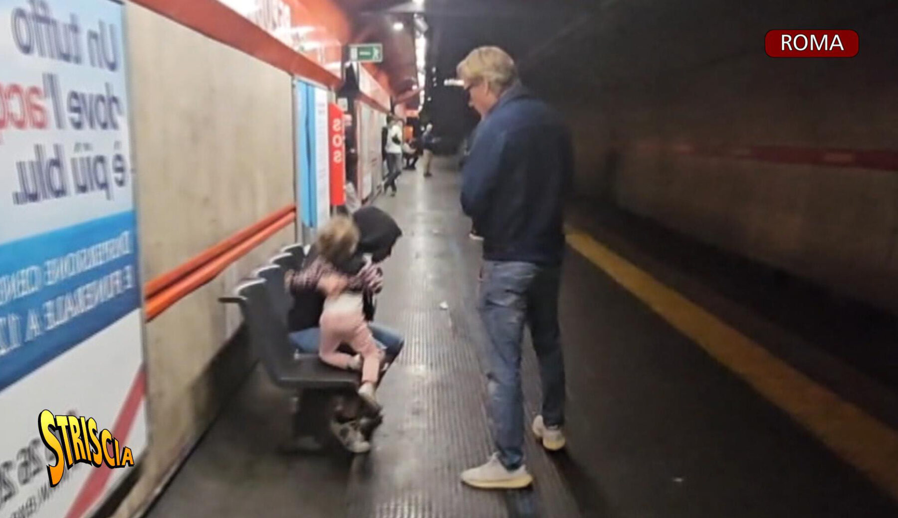 Stasera a Striscia, Jimmy Ghione e “Madame scippo”. La mano più veloce della metro di Roma con figli a noleggio