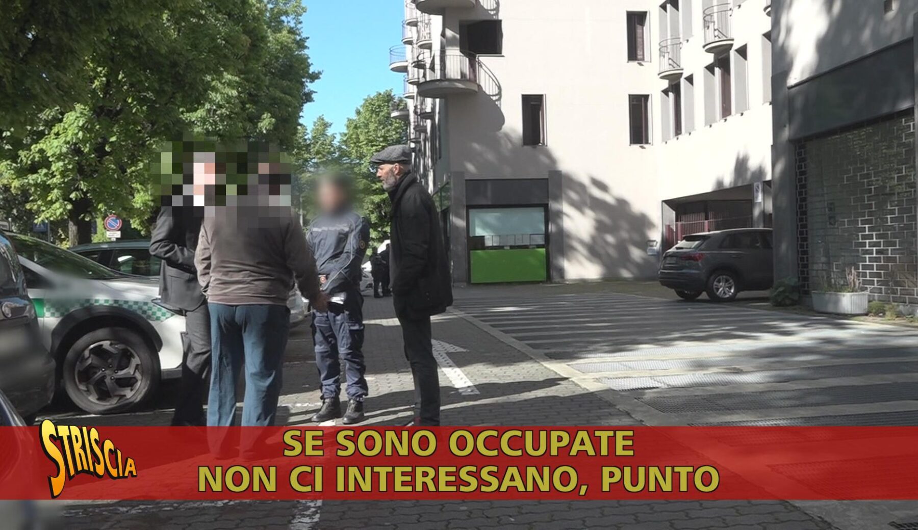 Grazie ai servizi del tg satirico bloccato lo sgombero del condominio di Gallarate. Ma davanti al palazzo ci sono già gli avvoltoi. Stasera a Striscia