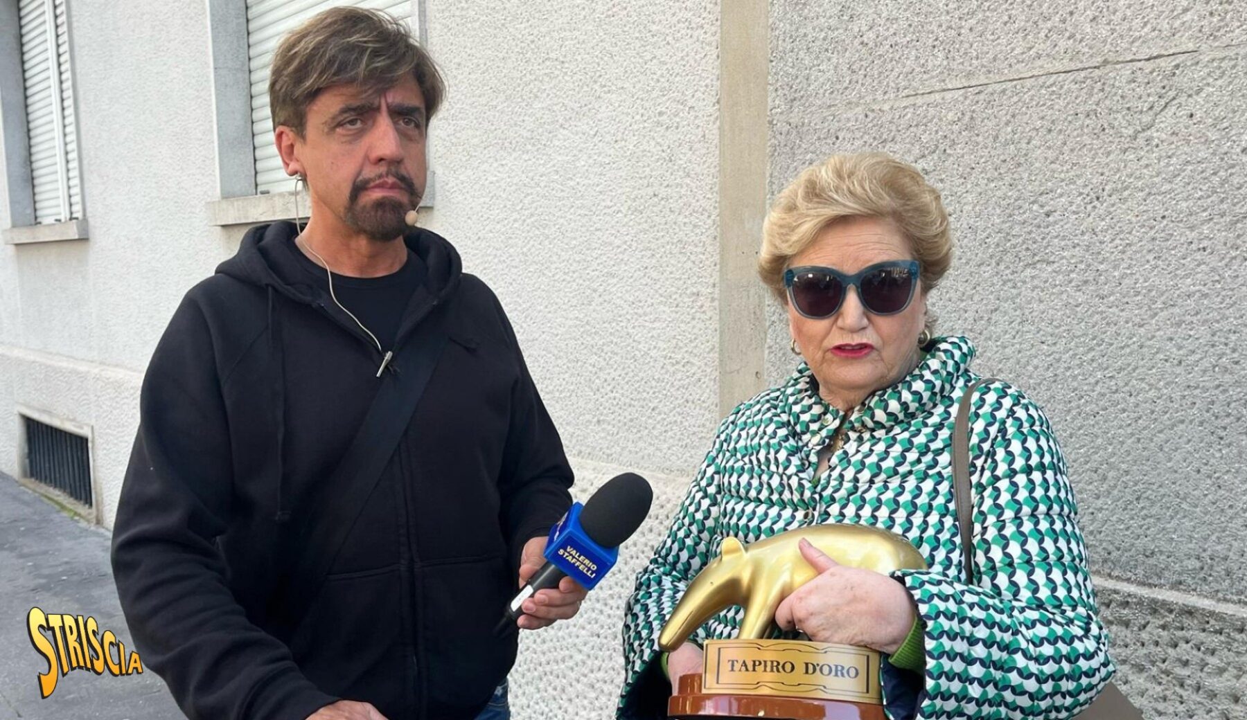 Oggi a Striscia, Tapiro d’oro a Mara Maionchi dopo lo scontro a distanza con Tiziano Ferro:  «Magari si è dimenticato di me: è un po’ triste ma forse è così»