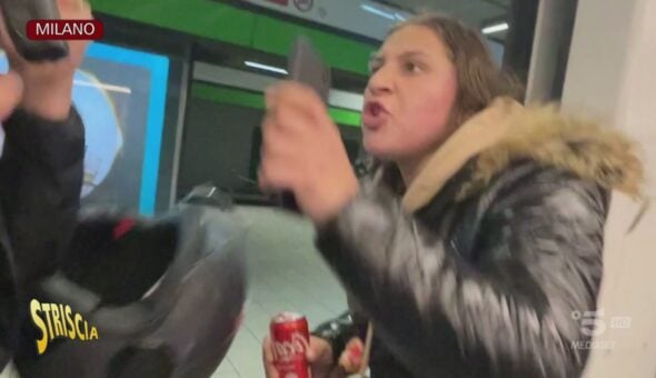 Milano, borseggiatrice difesa da una passeggera della metropolitana