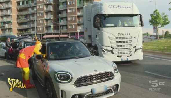 Parcheggio selvaggio per accompagnare i figli a scuola