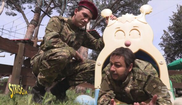 Salvini, duro addestramento militare al parcogiochi