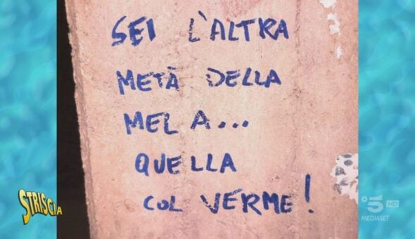 Striscia il cartellone, «sei l'altra metà della mela... quella col verme!»