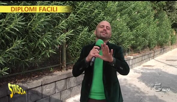 Stop ai diplomifici: una vittoria anche per Striscia, decine i nostri servizi sul tema