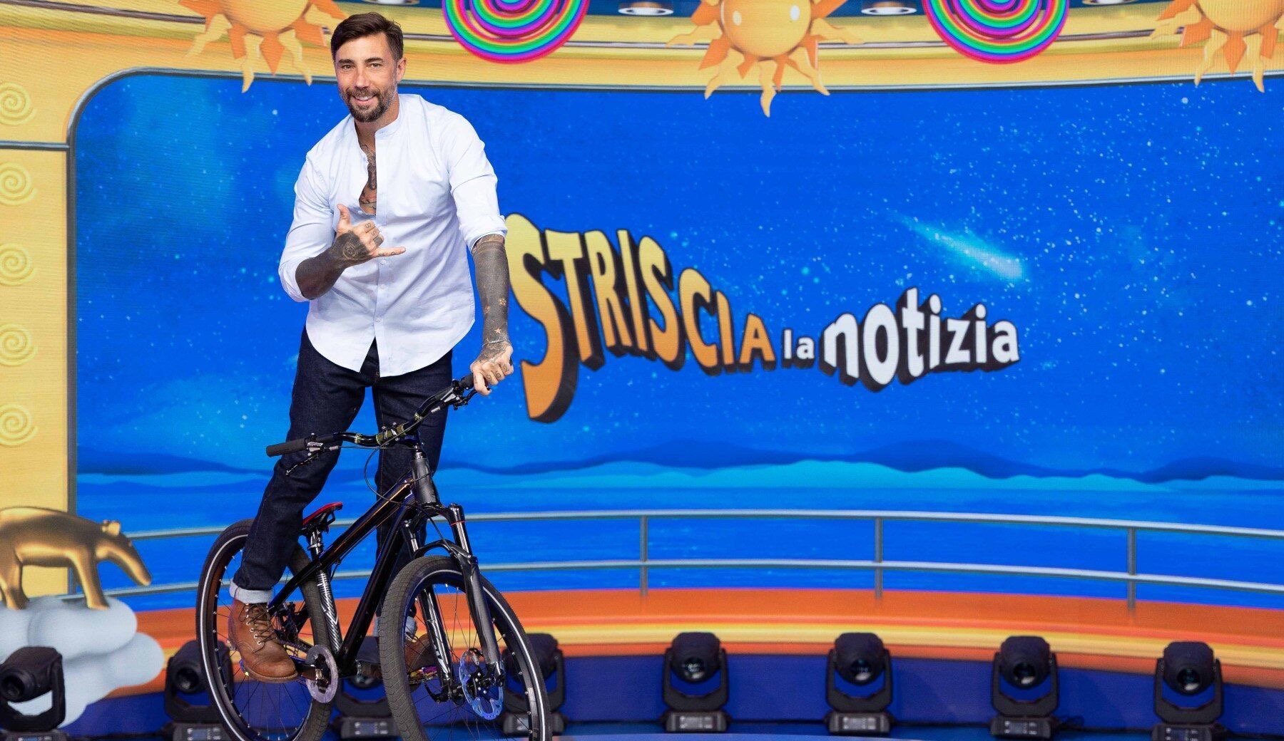 Giornata mondiale della bicicletta. I servizi di Striscia e i Guinness World Records di Vittorio Brumotti