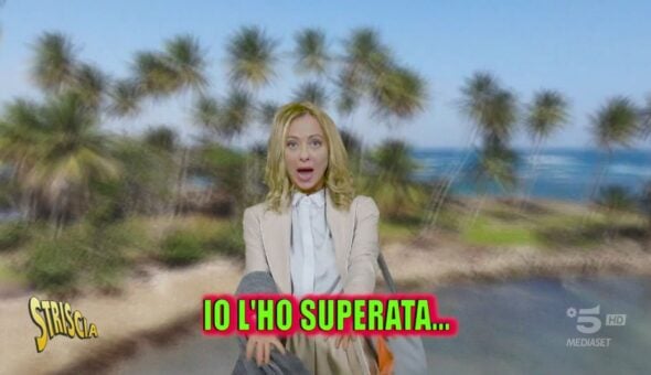 Prova costume? Elly Schlein al mare ci va con i tacchi a spillo