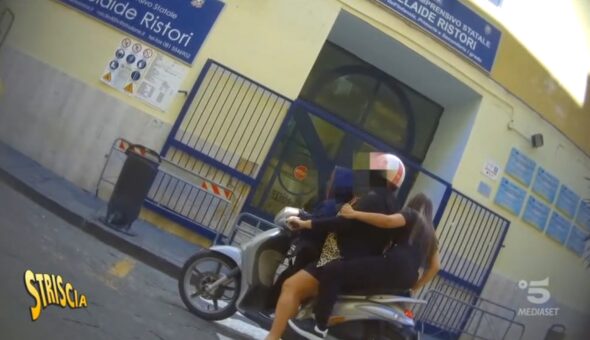 A 120 km all’ora col bambino senza casco. Una pericolosa abitudine di cui Striscia si occupa da tempo