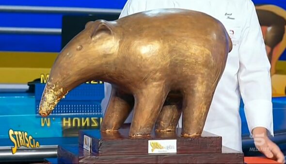 Cioccolato mon amour, ne festeggiamo la Giornata mondiale con un Tapiro dolcissimo, un Tiramisù sardo, ricette anti-spreco e altre delicatessen: Striscia è golosa, non solo di notizie!