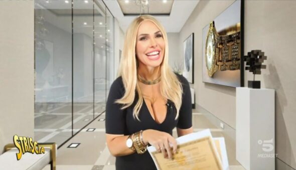 Tutti pazzi per Ilary Blasi: in vasca al tramonto, sul palco di Battiti Live o in versione deepfake di Striscia