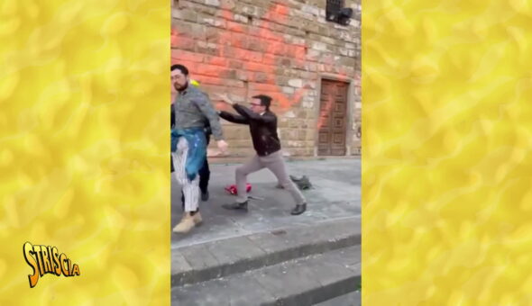 Nardella spintona un attivista, Monica Romano non lo condanna?