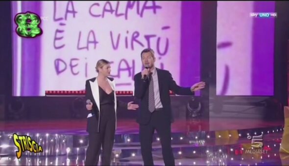 Alessandro Cattelan ai Nuovi Mostri tra doppi sensi e ceffoni