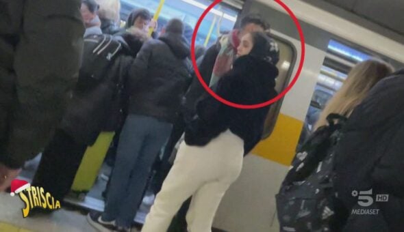Milano, borseggiatori in azione (e poi in fuga)