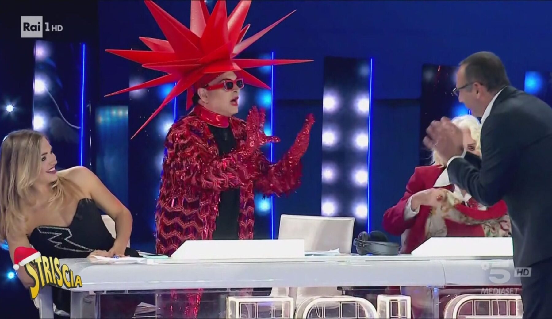 Malgioglio offre i suoi costumi a Renato Zero, che declina: le mise più assurde nei servizi di Striscia