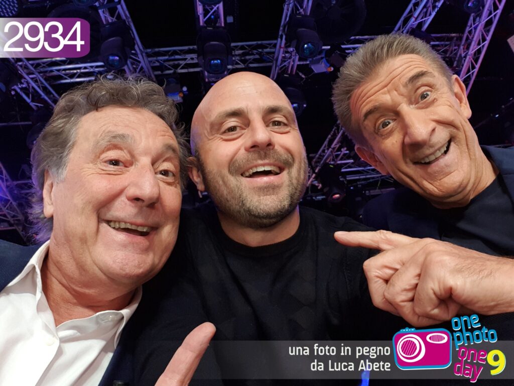 Da sinistra Enzo Iacchetti, Luca Abete ed Ezio Greggio nel selfie numero 2934 del progetto fotografico di Abete OnePhotoOneDay.