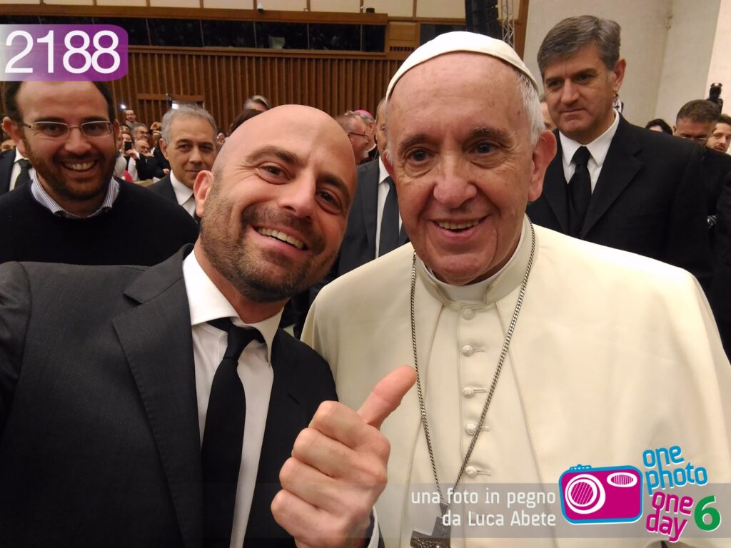 Luca Abete con Papa Francesco nel selfie numero 2188 del progetto fotografico dell'inviato di Striscia la notizia OnePhotoOneDay.