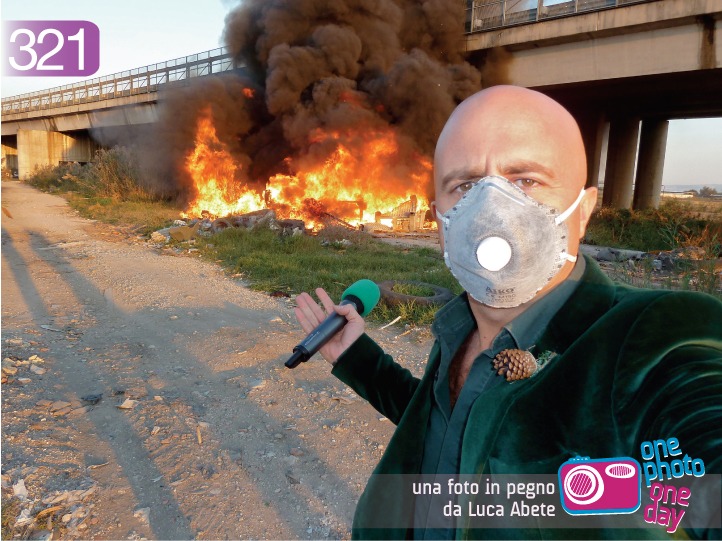 Luca Abete nel selfie numero 321 del suo progetto fotografico OnePhotoOneDay, nel backstage del servizio in cui bruciavano i rifiuti della Terra dei fuochi.