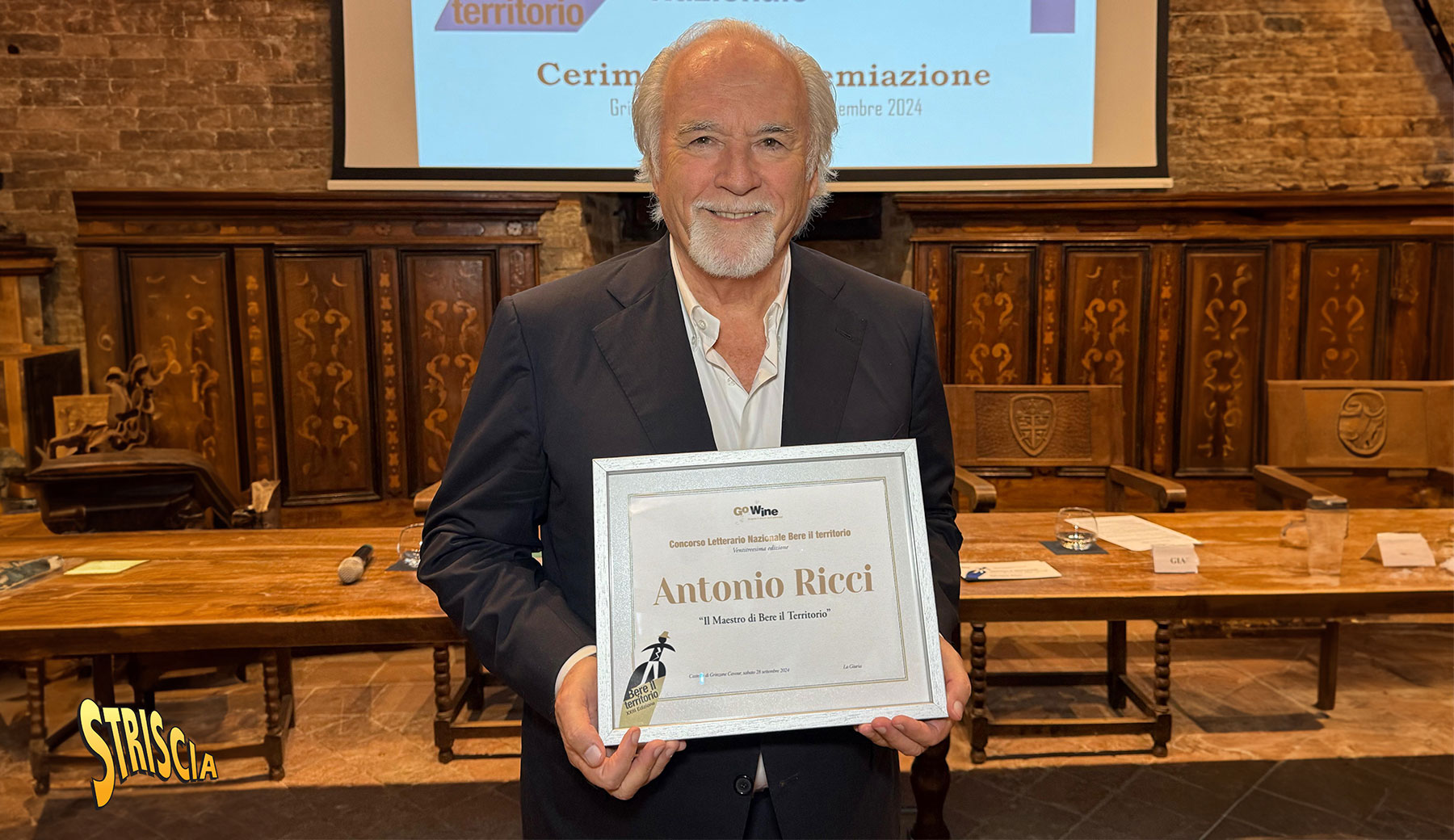 Antonio Ricci è «il Maestro» come Arbasino, Pejrone, Nespolo e Guccini: premio speciale al Concorso letterario Bere il Territorio per l’ideatore di Striscia