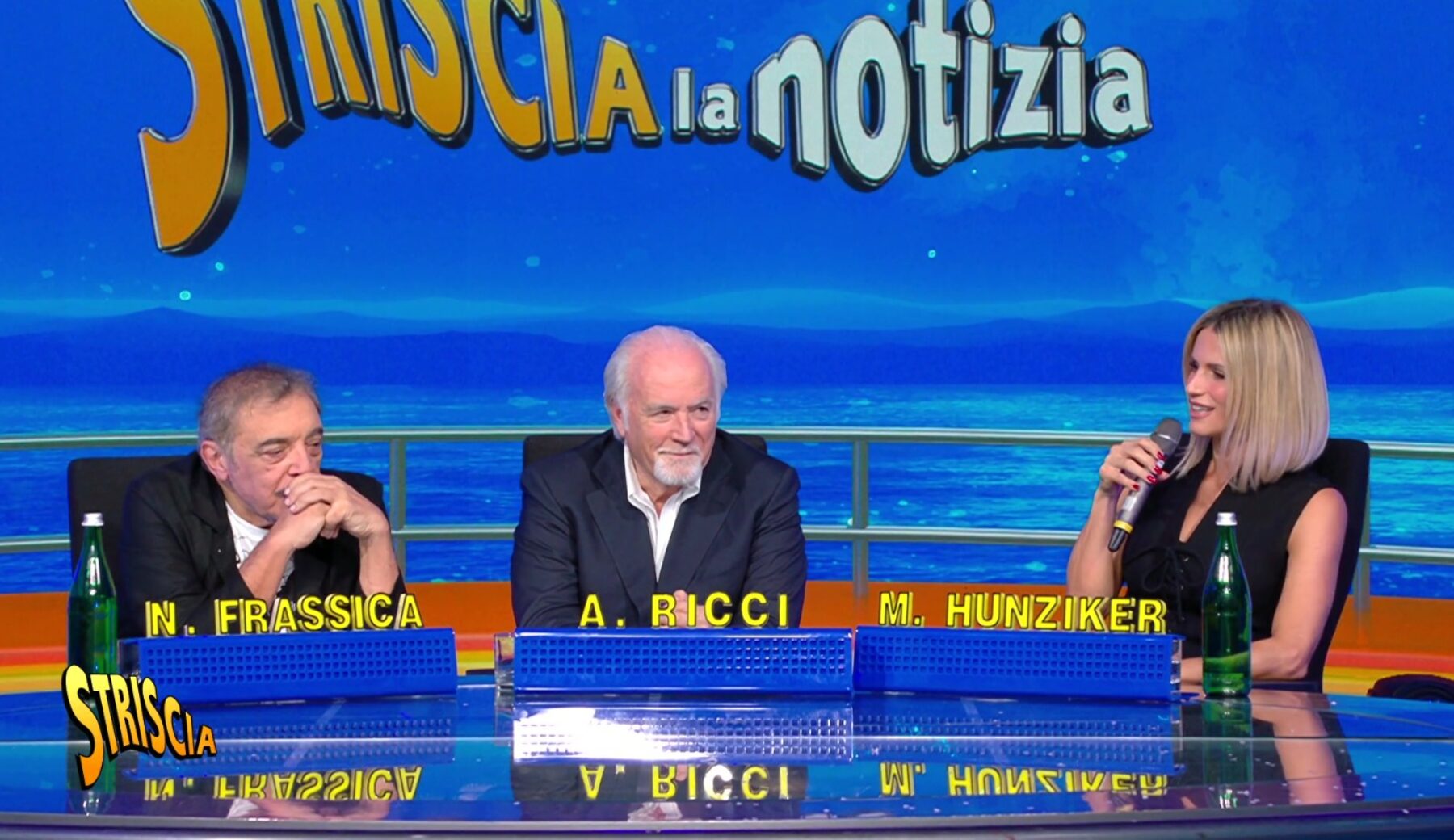 Cosa ci riserveranno Hunziker e Frassica, l’inedita coppia di conduttori di Striscia la notizia? Battute surreali a gogo: rivediamo i siparietti della conferenza