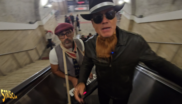 Striscia la notizia, Jimmy Ghione “cantante” nella metropolitana di Roma: l’inviato viene cacciato, le borseggiatrici no