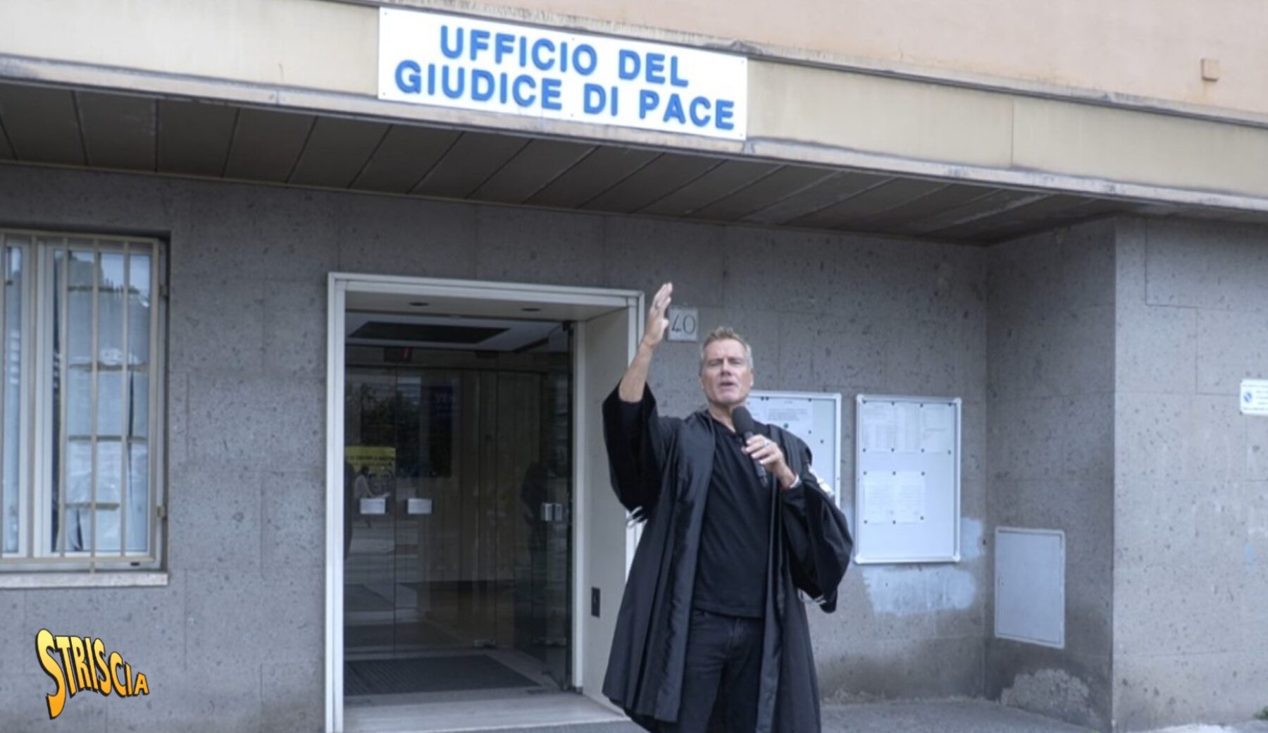 Oggi a Striscia: uffici deserti, pc fuori uso, organico ridotto. Ecco gli uffici del Giudice di pace. «Siamo sotto organico: dovremmo essere 200, siamo in 55»