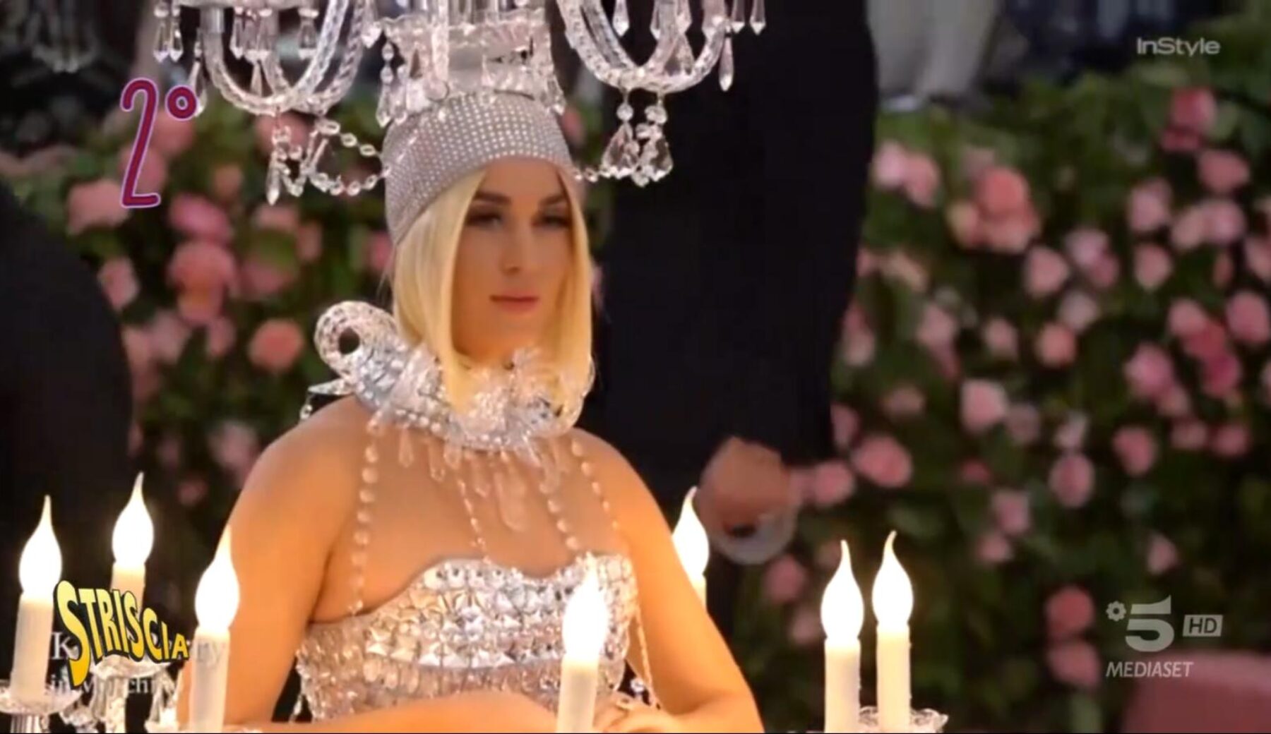 Katy Perry si esibisce volando con ali argentate agli MTV Video Music Awards: ecco alcuni dei suoi look più stravaganti a Moda caustica