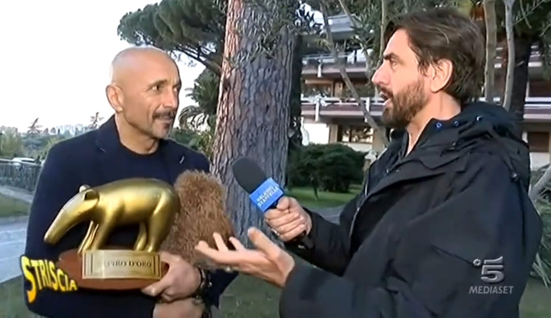 Spalletti tra trionfi e Tapiri: per festeggiare la vittoria dell’Italia in Nations League rivediamo il ct anche a Striscia lo striscione
