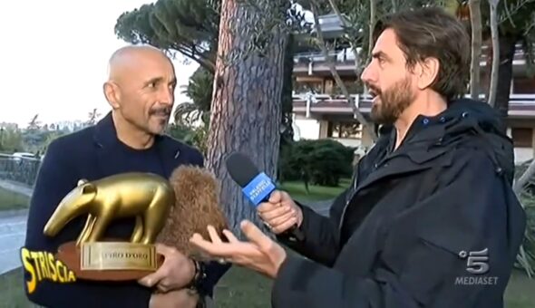 Spalletti tra trionfi e Tapiri: per festeggiare la vittoria dell’Italia in Nations League rivediamo il ct anche a Striscia lo striscione